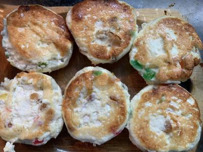 Sūrio blynai orkaitėje su cukatais ir razinomis ant ryžių miltų be cukraus pagrindine nuotrauka