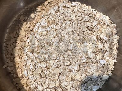 Naudingos avižinės košės su kivio uogiene ir sviestu Žingsnis 1