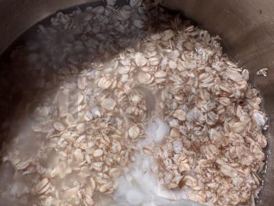 Naudingos avižinės košės su kivio uogiene ir sviestu Žingsnis 2