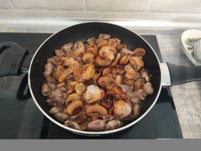 Vištienos širdelės grietinėlės padaže su grybais Žingsnis 3