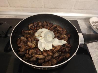 Vištienos širdelės grietinėlės padaže su grybais Žingsnis 4