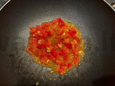 Kiaušinių skramblys su pomidorais ir špinatais Žingsnis 1