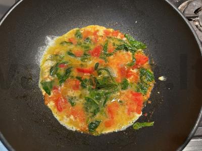 Kiaušinių skramblys su pomidorais ir špinatais Žingsnis 4