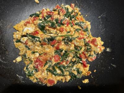 Kiaušinių skramblys su pomidorais ir špinatais Žingsnis 5