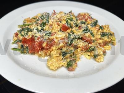 Kiaušinių skramblys su pomidorais ir špinatais pagrindine nuotrauka