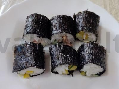 Sushi su agurkais ir paprikomis pagrindine nuotrauka