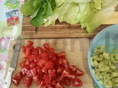Avokadų ir pomidorų salotas Žingsnis 2