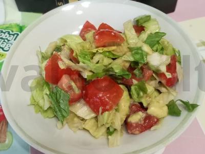 Avokadų ir pomidorų salotas pagrindine nuotrauka