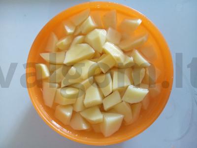 Troškintas bulvės su vištienos mėsa ir žolelėmis Žingsnis 1