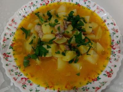 Troškintas bulvės su vištienos mėsa ir žolelėmis pagrindine nuotrauka