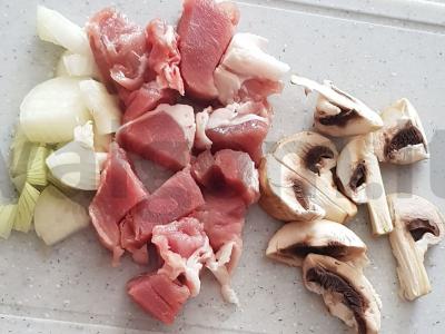 Plovas su mėsa ir grybais lėtoje viryklėje Žingsnis 1