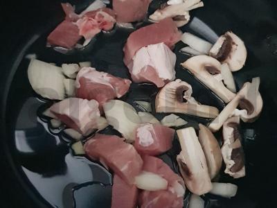 Plovas su mėsa ir grybais lėtoje viryklėje Žingsnis 3