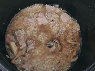 Plovas su mėsa ir grybais lėtoje viryklėje Žingsnis 4