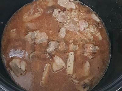 Plovas su mėsa ir grybais lėtoje viryklėje Žingsnis 6