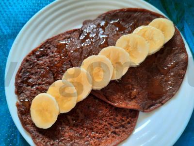 Šokoladiniai-bananiniai blynai su avižų pienu pagrindine nuotrauka