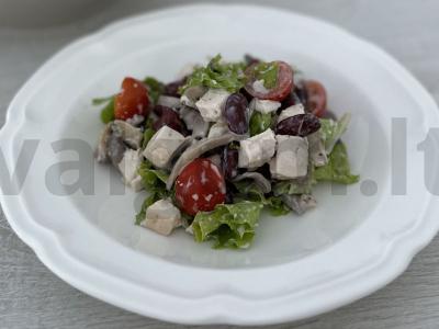 Baltymų salotas su vištienos krūtinėle ir pupelėmis pagrindine nuotrauka