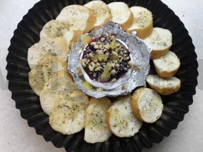 Bri sūris su baltąja pelėsiu, keptas su spanguolių uogiene Žingsnis 4