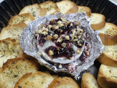 Bri sūris su baltąja pelėsiu, keptas su spanguolių uogiene pagrindine nuotrauka