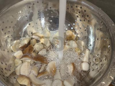 Keptas patiekalas su baltomis grybeliais ir kiauliena Žingsnis 6