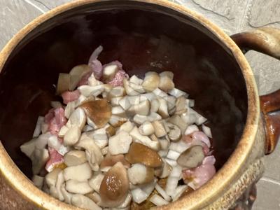 Keptas patiekalas su baltomis grybeliais ir kiauliena Žingsnis 7