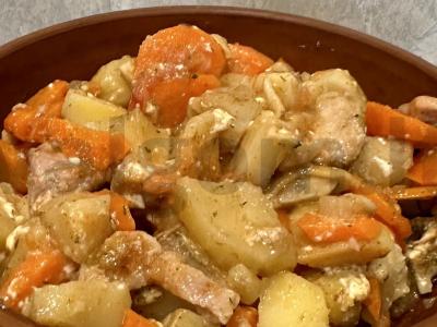 Keptas patiekalas su baltomis grybeliais ir kiauliena pagrindine nuotrauka