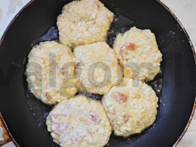 Sūrio blynai su džiovintomis abrikosais Žingsnis 10