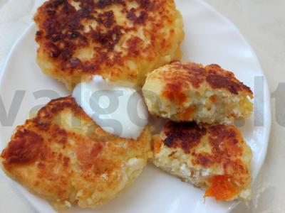 Sūrio blynai su džiovintomis abrikosais pagrindine nuotrauka