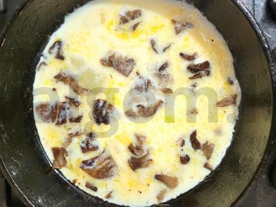 Sūrio omletas su pievagrybiais Žingsnis 4