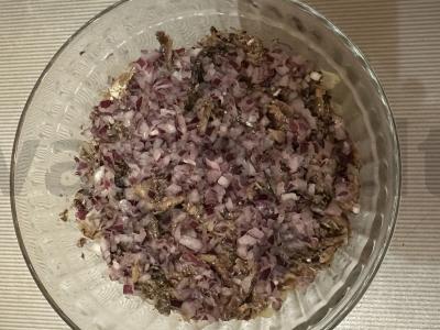 Salotas su šprotais Žingsnis 3