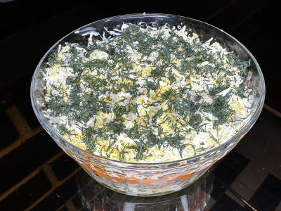 Salotas su šprotais pagrindine nuotrauka