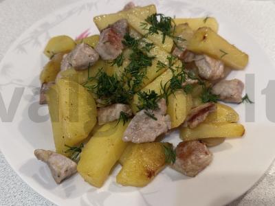 Keptas patiekalas su kvapniais žolelėmis pagrindine nuotrauka