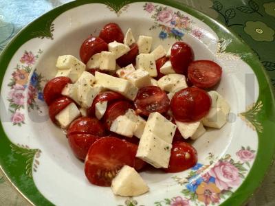 Greitas salotas „Caprese“ pagrindine nuotrauka