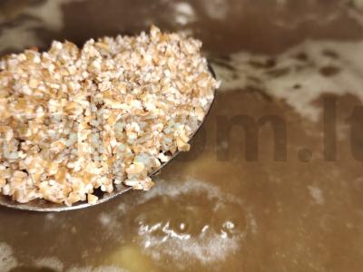 Sriuba su kiauliena, perliniu miežiu ir žaliaisiais karčiojo pasta Žingsnis 5