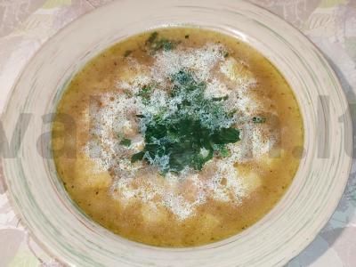 Sriuba su kiauliena, perliniu miežiu ir žaliaisiais karčiojo pasta pagrindine nuotrauka