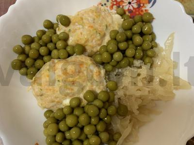 Vištienos krūtinėlė su daržovėmis ir žirniais pagrindine nuotrauka