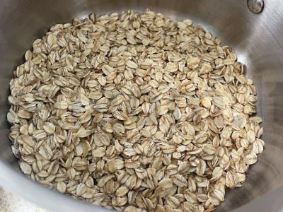 Avižinė košė su džiovintais vaisiais pieno Žingsnis 1