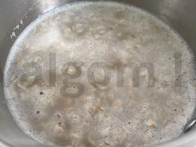 Avižinė košė su džiovintais vaisiais pieno Žingsnis 2