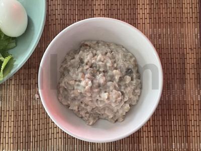 Avižinė košė su džiovintais vaisiais pieno pagrindine nuotrauka