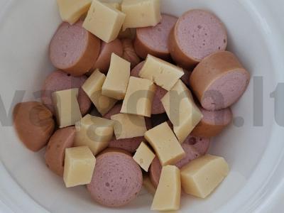 Salotas su vyšniniais pomidorais ir dešrelėmis Žingsnis 2