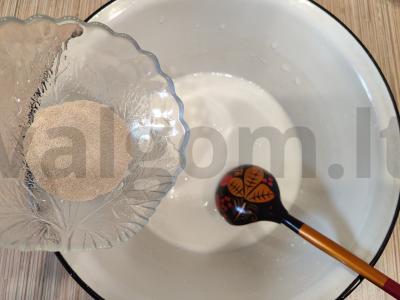 Vatrushkos su obuolių uogiene iš mielinės tešlos Žingsnis 1