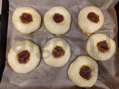 Vatrushkos su obuolių uogiene iš mielinės tešlos Žingsnis 13