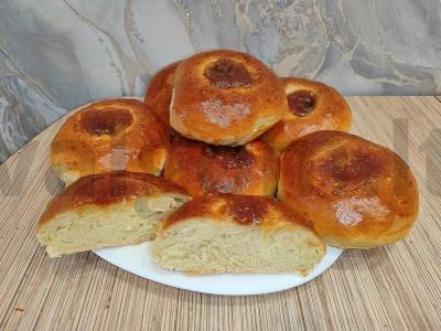 Vatrushkos su obuolių uogiene iš mielinės tešlos pagrindine nuotrauka