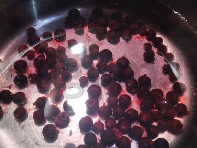 Vitaminų kompotas iš spanguolių ir juodųjų serbentų Žingsnis 1