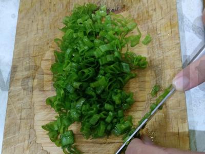 Vasaros salotos su žaliu svogūnu ir grietine Žingsnis 1