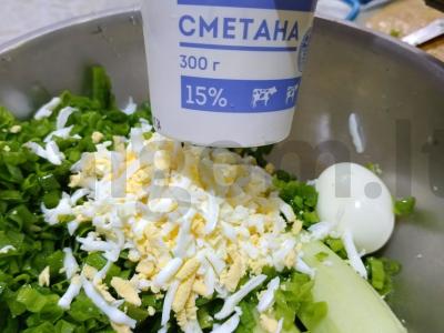 Vasaros salotos su žaliu svogūnu ir grietine Žingsnis 2