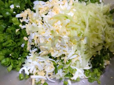 Vasaros salotos su žaliu svogūnu ir grietine Žingsnis 3