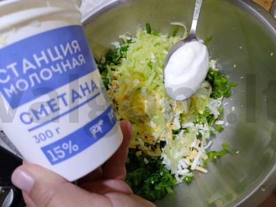 Vasaros salotos su žaliu svogūnu ir grietine Žingsnis 4