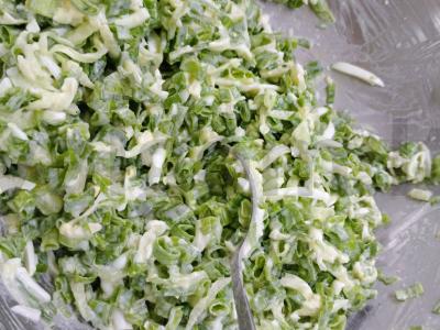 Vasaros salotos su žaliu svogūnu ir grietine Žingsnis 6