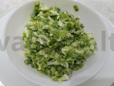 Vasaros salotos su žaliu svogūnu ir grietine pagrindine nuotrauka