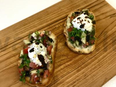 Brusketa su salsa ir stracciatella pagrindine nuotrauka